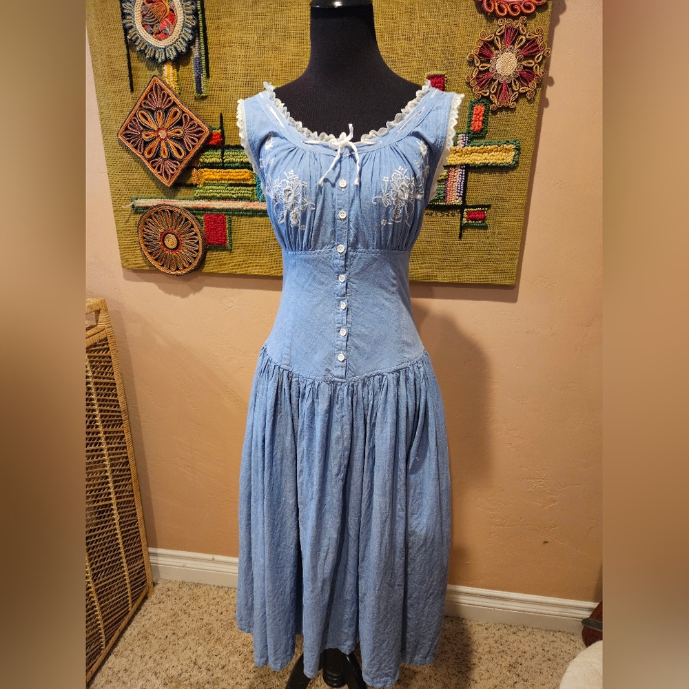 Vintage 90s Starina Paris Chambray Blue & White Embroidered Button Dress